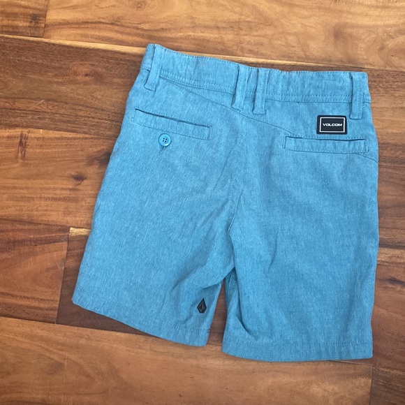 Boys Volcom Surf & Turf 4way stretch shorts size 5 - Picture 2 of 2
